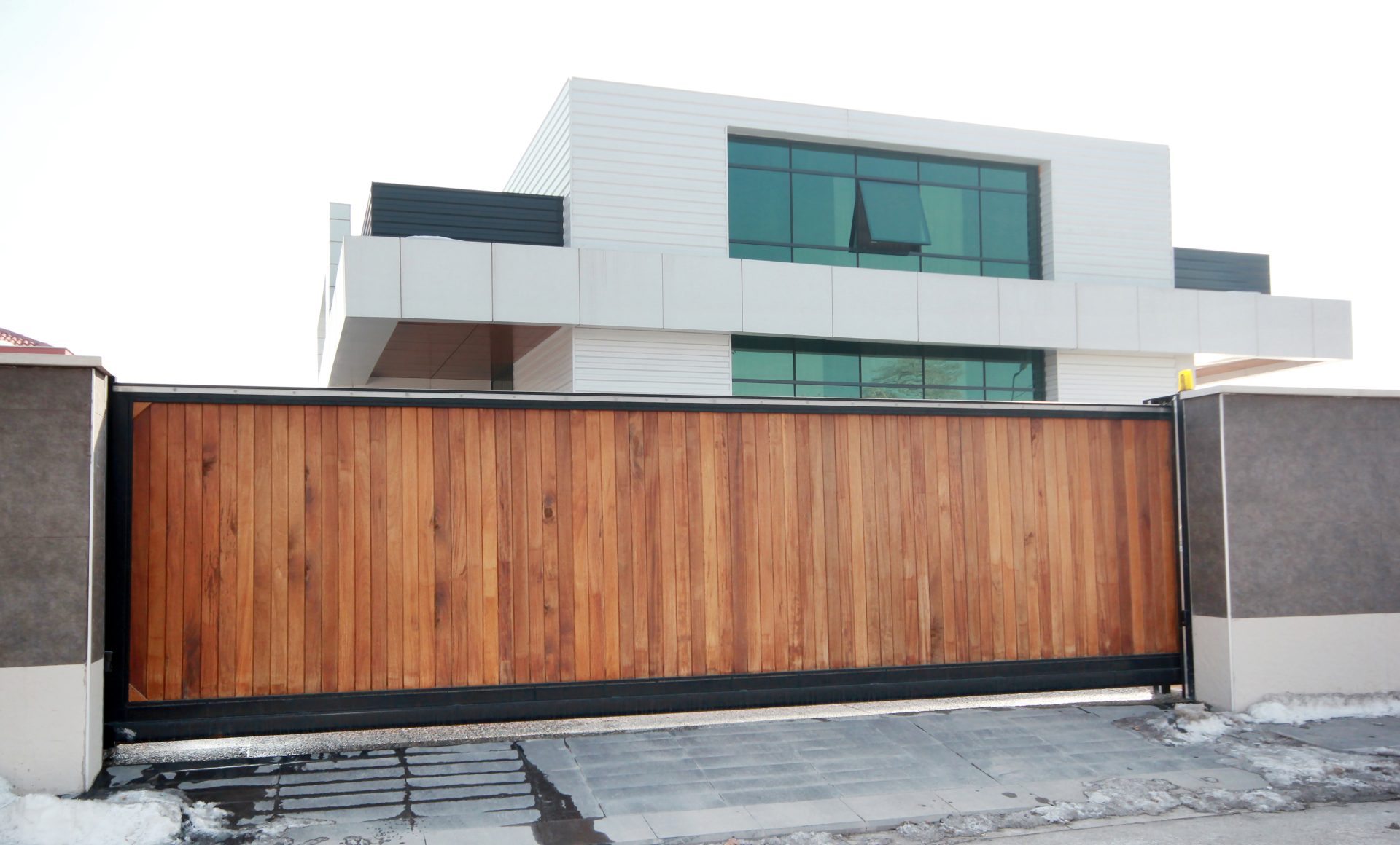 Electric gates & access installed by Harper Fencing